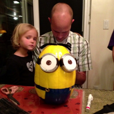 Spray Paint Pumpkins Minion pour Halloween!