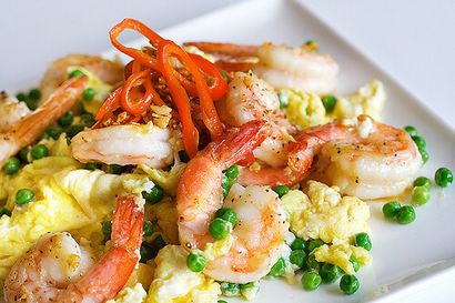 Incorporer les crevettes frites, oeufs et pois Stir Fry Secrets - Recettes de cuisine Steamy