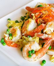 Incorporer les crevettes frites, oeufs et pois Stir Fry Secrets - Recettes de cuisine Steamy