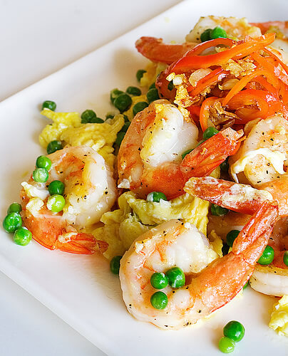 Incorporer les crevettes frites, oeufs et pois Stir Fry Secrets - Recettes de cuisine Steamy