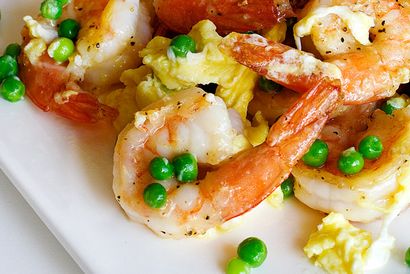 Incorporer les crevettes frites, oeufs et pois Stir Fry Secrets - Recettes de cuisine Steamy