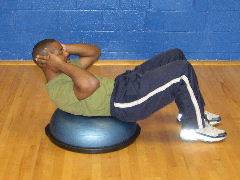 Craquements d'estomac sur une balle Bosu Ab Exercices partiel Sit Ups