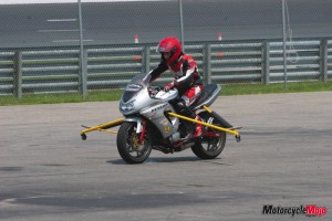 Arrêt rapide sur un moto Conseils à FREINAGE