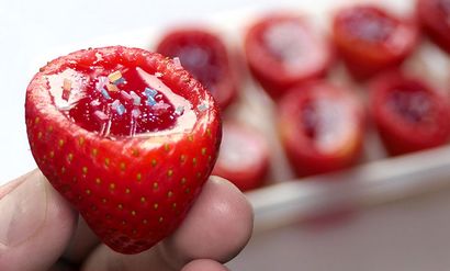 STRAWBERRY CRUSH Jello Shots - Real Erdbeeren, Wodka, Erdbeere Jello, Farbiger Zuckerkristalle