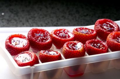 STRAWBERRY CRUSH Jello Shots - Real Erdbeeren, Wodka, Erdbeere Jello, Farbiger Zuckerkristalle