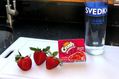 STRAWBERRY CRUSH Jello Shots - Real Erdbeeren, Wodka, Erdbeere Jello, Farbiger Zuckerkristalle