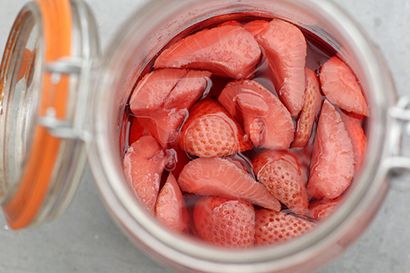 Strawberry Vodka - David Lebovitz (comment faire la vodka aromatisé à la fraise) Strawberry Vodka - David Lebovitz