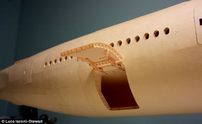 Boeing 777 étudiants construction modèle d'avion en papier avec moteur, Daily Mail en ligne