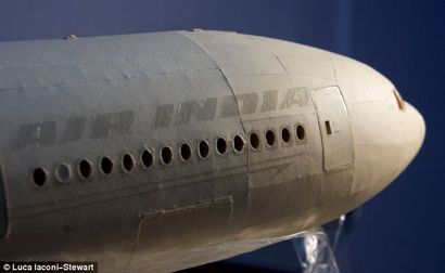 Boeing 777 étudiants construction modèle d'avion en papier avec moteur, Daily Mail en ligne