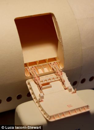 Boeing 777 étudiants construction modèle d'avion en papier avec moteur, Daily Mail en ligne