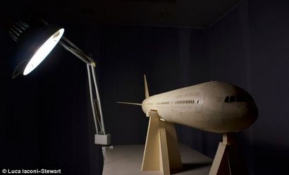 Boeing 777 étudiants construction modèle d'avion en papier avec moteur, Daily Mail en ligne
