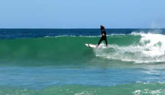 Surfer tours et manuevers-Comment faire une cut-back et des conseils sur les tours de base pour le surf