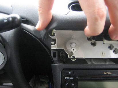 Swap Out Your Car Stereo (n) 9 Schritten (mit Bildern)