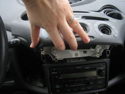 Swap Out Your Car Stereo (n) 9 Schritten (mit Bildern)