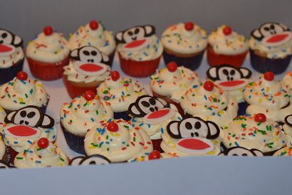 Petits gâteaux doux T-shirt Paul Frank gâteau d'anniversaire & amp; Petits gâteaux