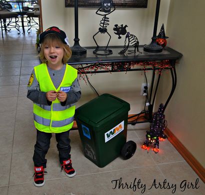 Sortez le bricolage Trash enfant en bas âge Sized Trash Can et roues Garbage Man Costume ~ Thrifty Artsy Fille