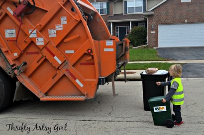 Nehmen Sie den Abfall heraus DIY Kleinkind-Sized Wheeled Abfalleimer und Müllmann-Kostüm ~ Thrifty Artsy Mädchen