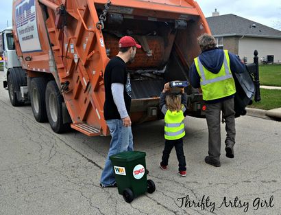 Sortez le bricolage Trash enfant en bas âge Sized Trash Can et roues Garbage Man Costume ~ Thrifty Artsy Fille