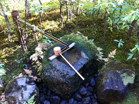 Contes de thé japonais Tsukubai, un bassin en pierre dans le jardin salon de thé