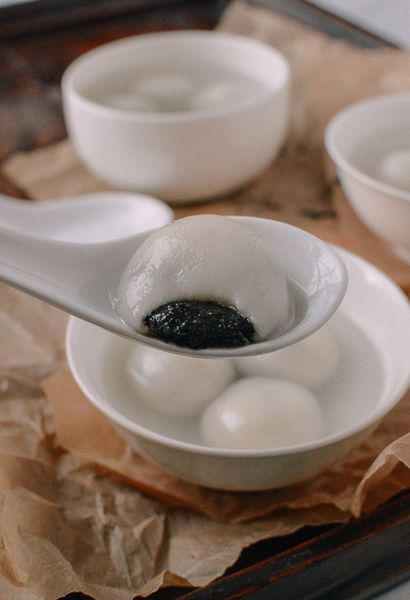Tang Yuan (Sweet Boulettes de riz avec remplissage de sésame noir) - La vie de Woks
