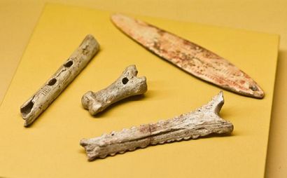 Le Bullroarer un instrument qui tourbillonne à travers les cultures et le temps, des origines très anciennes (ancienne) Le Bullroarer un instrument qui tourbillonne à travers les cultures et le temps, des origines très anciennes