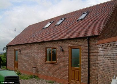 La maison qui a été déguisé en tant que développeur de propriété garage ordonné à la maison de l'intestin construit pour tromper