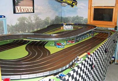 La mise en page est construit à partir de toutes les voies du sport Scalextric et chaque piste est de 51 pieds de longueur