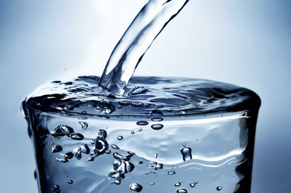 Diese drei Marken von Mineralwasser Hilfe verhindern Demenz und entfernen Aluminium aus dem Gehirn Der Deftige