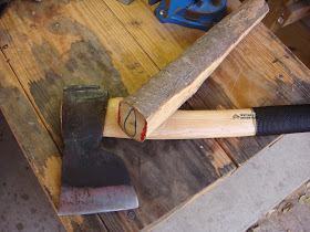 Bois Roamer Faire un manche de hache avec les outils à main