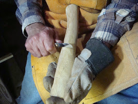 Bois Roamer Faire un manche de hache avec les outils à main