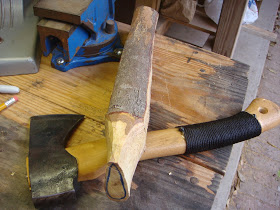 Bois Roamer Faire un manche de hache avec les outils à main