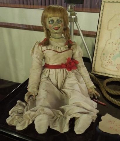 Dieses DIY Annabelle Puppe Kostüm aus dem beschwörenden wird Ihre Haunt Halloween - Halloween-Ideen