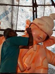 Drei machen 11 umweltfreundliche Ganesh Idole mit Seidenpapiere, mumbai Nachrichten, Hindustan Times