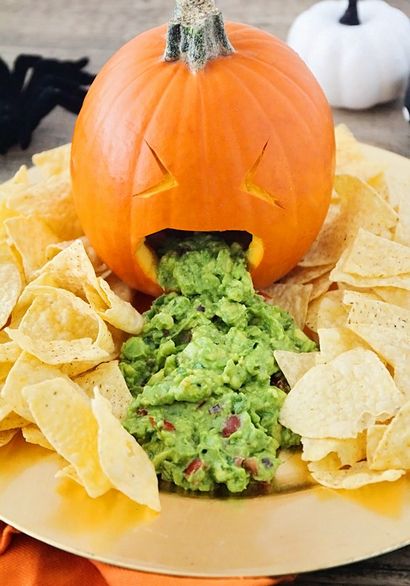 Werfen Up Kürbis Guacamole - Eine festlichen Halloween-Party-Nahrung