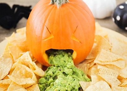 Werfen Up Kürbis Guacamole - Eine festlichen Halloween-Party-Nahrung