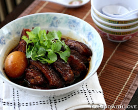 Um Lebensmittel mit Liebe Zweimal gekochten Geschmorte Schweinebauch (Kong Bak)