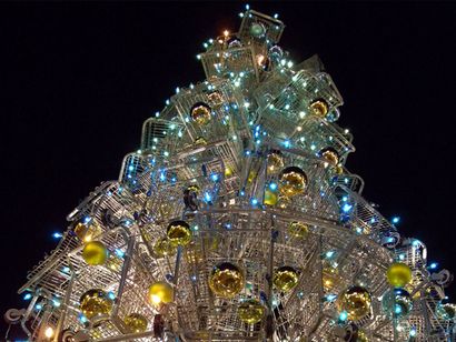 Top 10 des arbres Crazy Christmas à partir de bouteilles, prêt de vélos, caddies et plus, Inhabitat - Vert