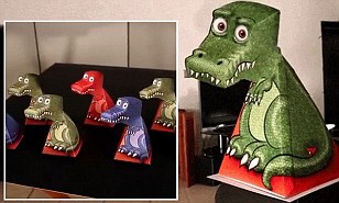 T-Rex scheint sogar jede Bewegung zu beobachten, obwohl es immer noch s, Daily Mail Online