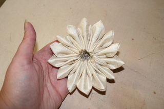 Tsumami Kanzashi Flower Hair Clip 14 étapes (avec photos)