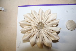 Tsumami Kanzashi Blumen-Haar-Clip 14 Steps (mit Bildern)