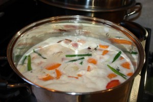 Drehen übrig gebliebene Ham Knochen in einer beruhigenden Karibik-Suppe