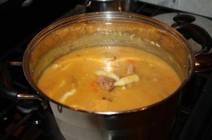 Drehen übrig gebliebene Ham Knochen in einer beruhigenden Karibik-Suppe