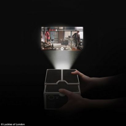 Tournez smartphone en PROJECTEUR CINEMA avec boîte en carton £ 16, Daily Mail en ligne