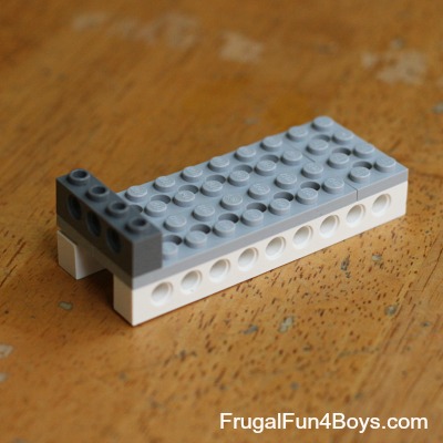 Zwei Wege, um ein Gummiband Powered Lego Auto zu bauen - Frugal Fun für Jungen und Mädchen