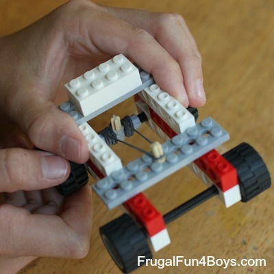 Deux façons de construire une bande en caoutchouc Powered Lego voiture - Fun Frugal pour les garçons et les filles