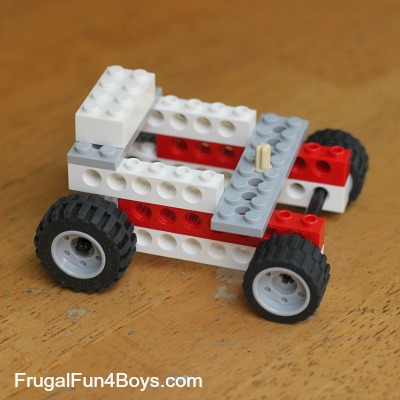 Deux façons de construire une bande en caoutchouc Powered Lego voiture - Fun Frugal pour les garçons et les filles