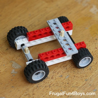 Deux façons de construire une bande en caoutchouc Powered Lego voiture - Fun Frugal pour les garçons et les filles