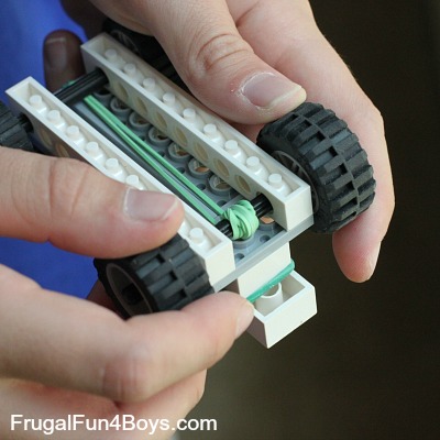 Zwei Wege, um ein Gummiband Powered Lego Auto zu bauen - Frugal Fun für Jungen und Mädchen