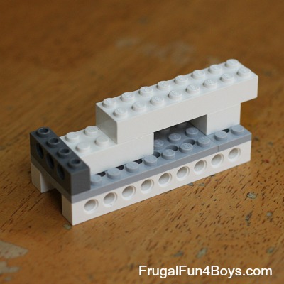 Zwei Wege, um ein Gummiband Powered Lego Auto zu bauen - Frugal Fun für Jungen und Mädchen