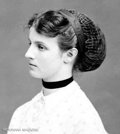 Coiffures de Victoria, Coiffes et les coiffures des années 1860 (coiffe Coiffe composée) Coiffures de Victoria, Coiffes et les coiffures des années 1860